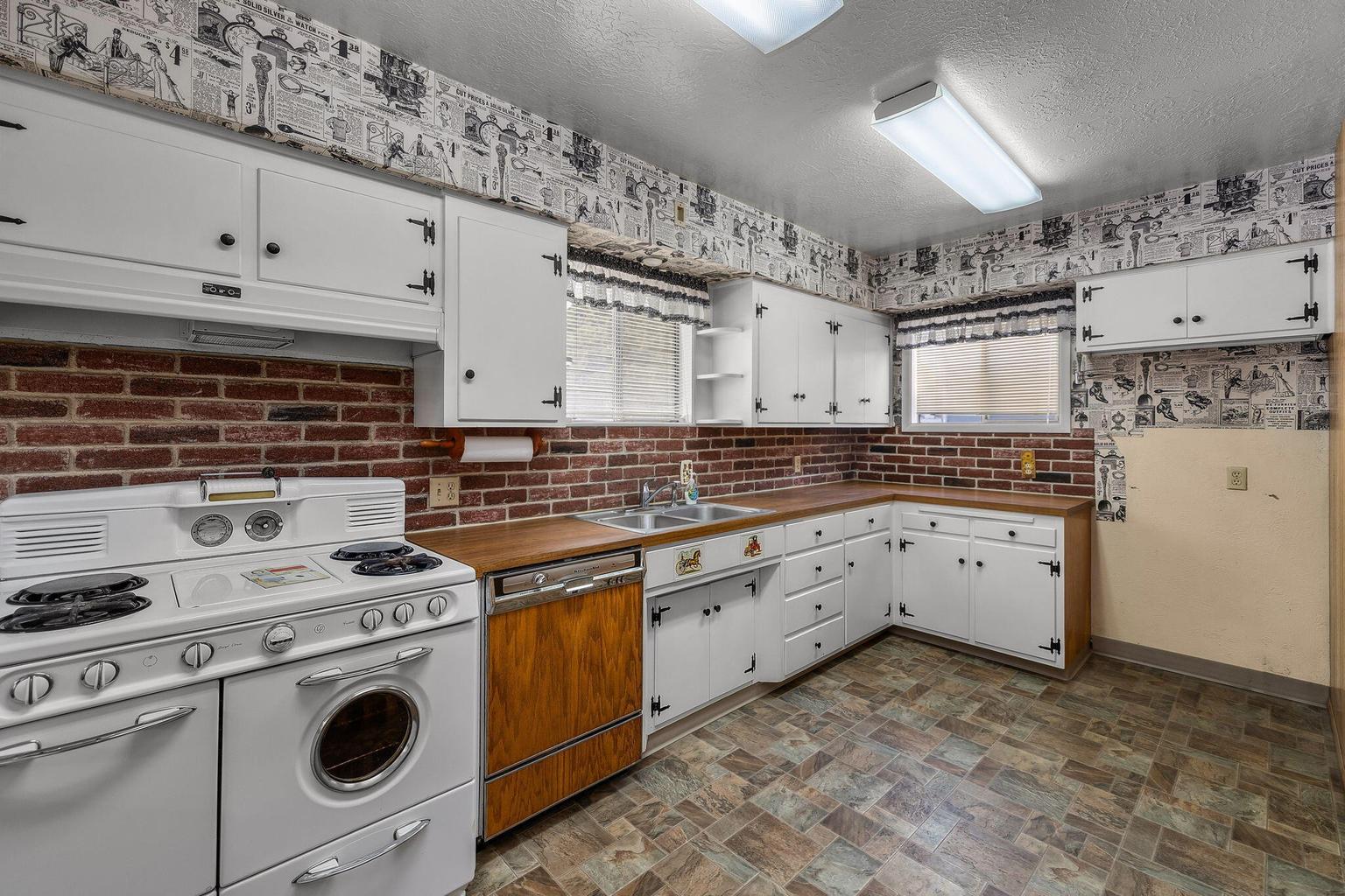 Photo of 195 SE Roosevelt Avenue 22 of 47