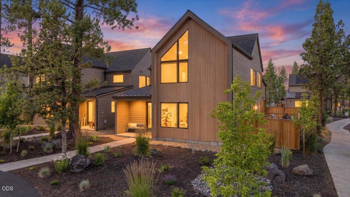 Photo of 916 W McKenzie Highway 1 of 52