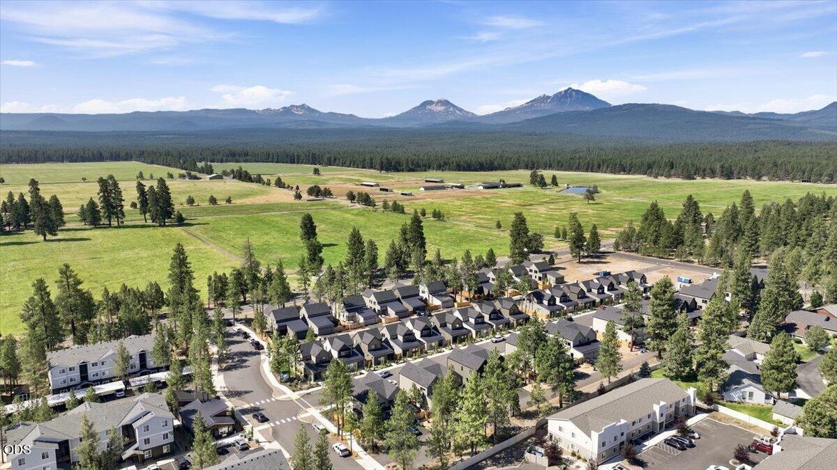 Photo of 916 W McKenzie Highway 4 of 52