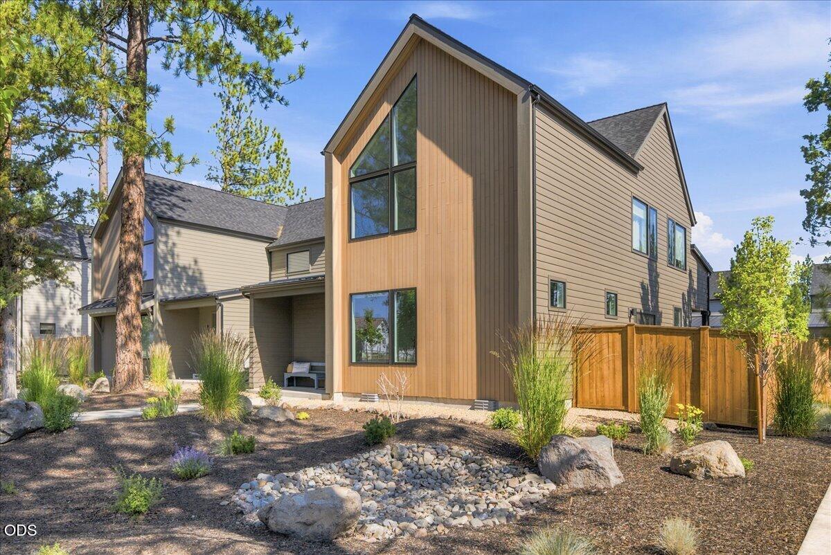 Photo of 916 W McKenzie Highway 5 of 52