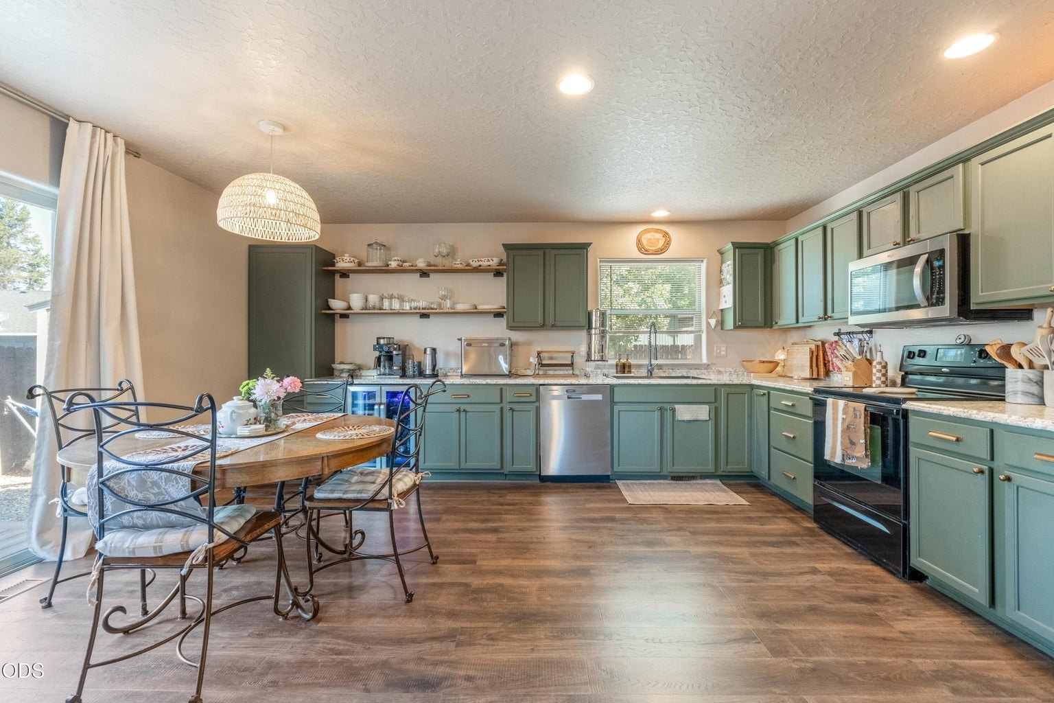 Kitchen & Dining area
