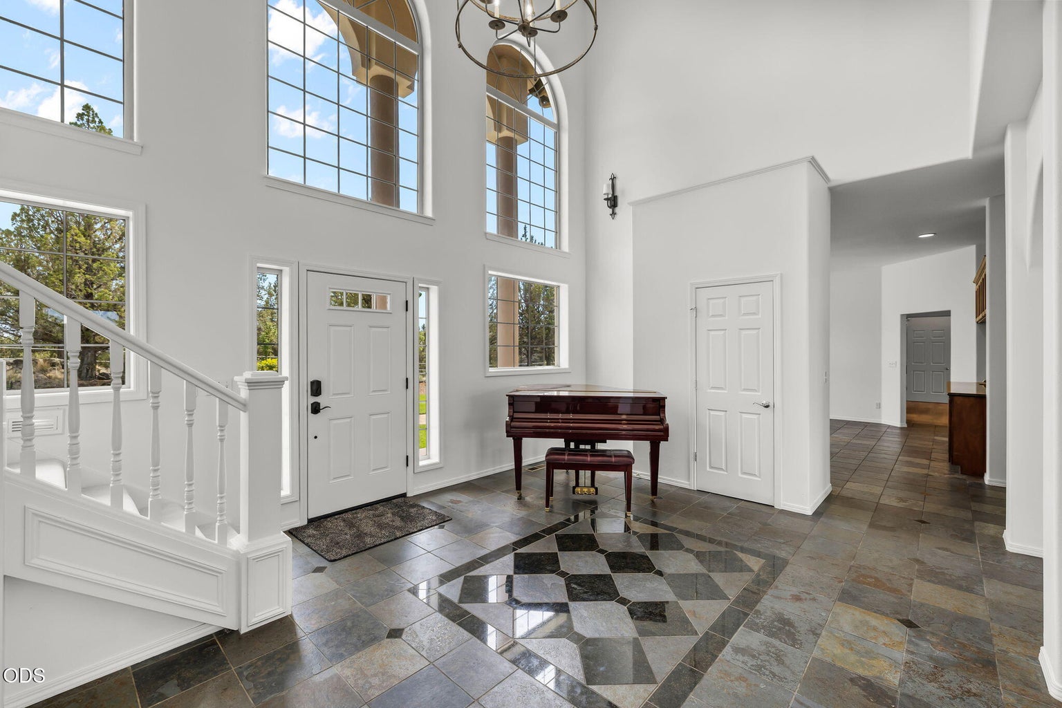 Grand 2 story entry