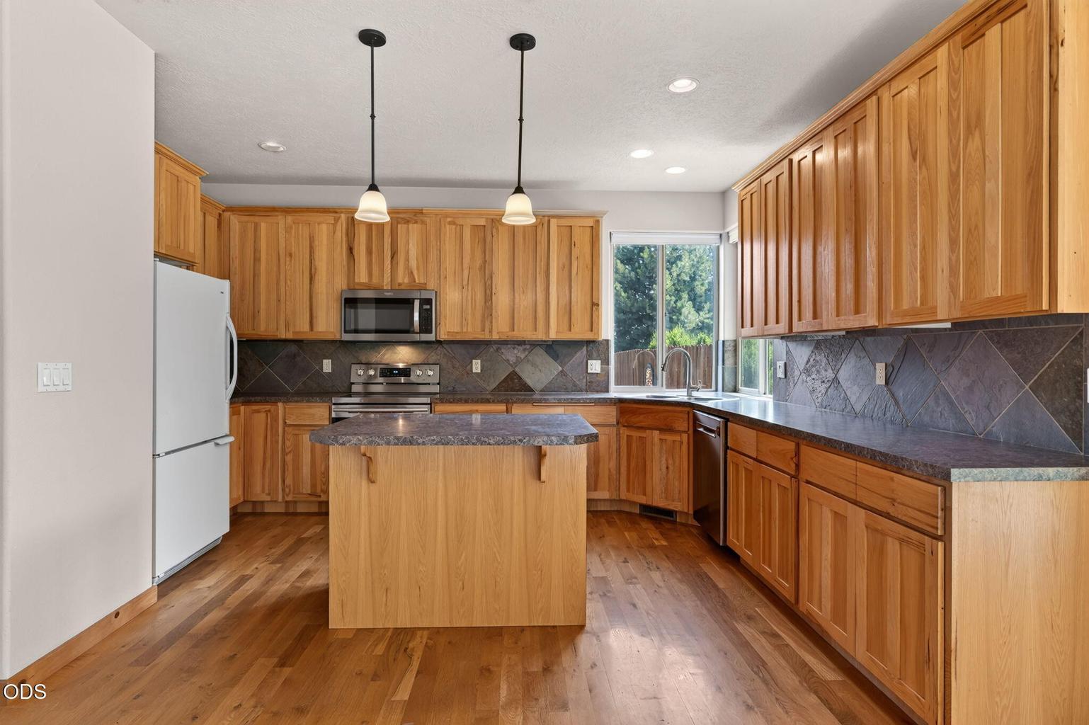 Photo of 2108 NW Sterling Avenue 10 of 45