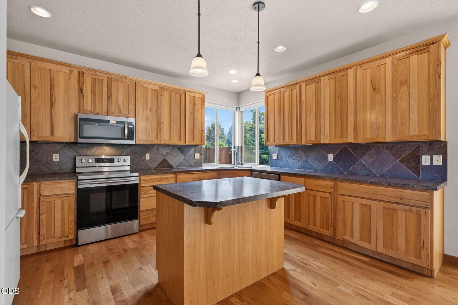Photo of 2108 NW Sterling Avenue 11 of 45