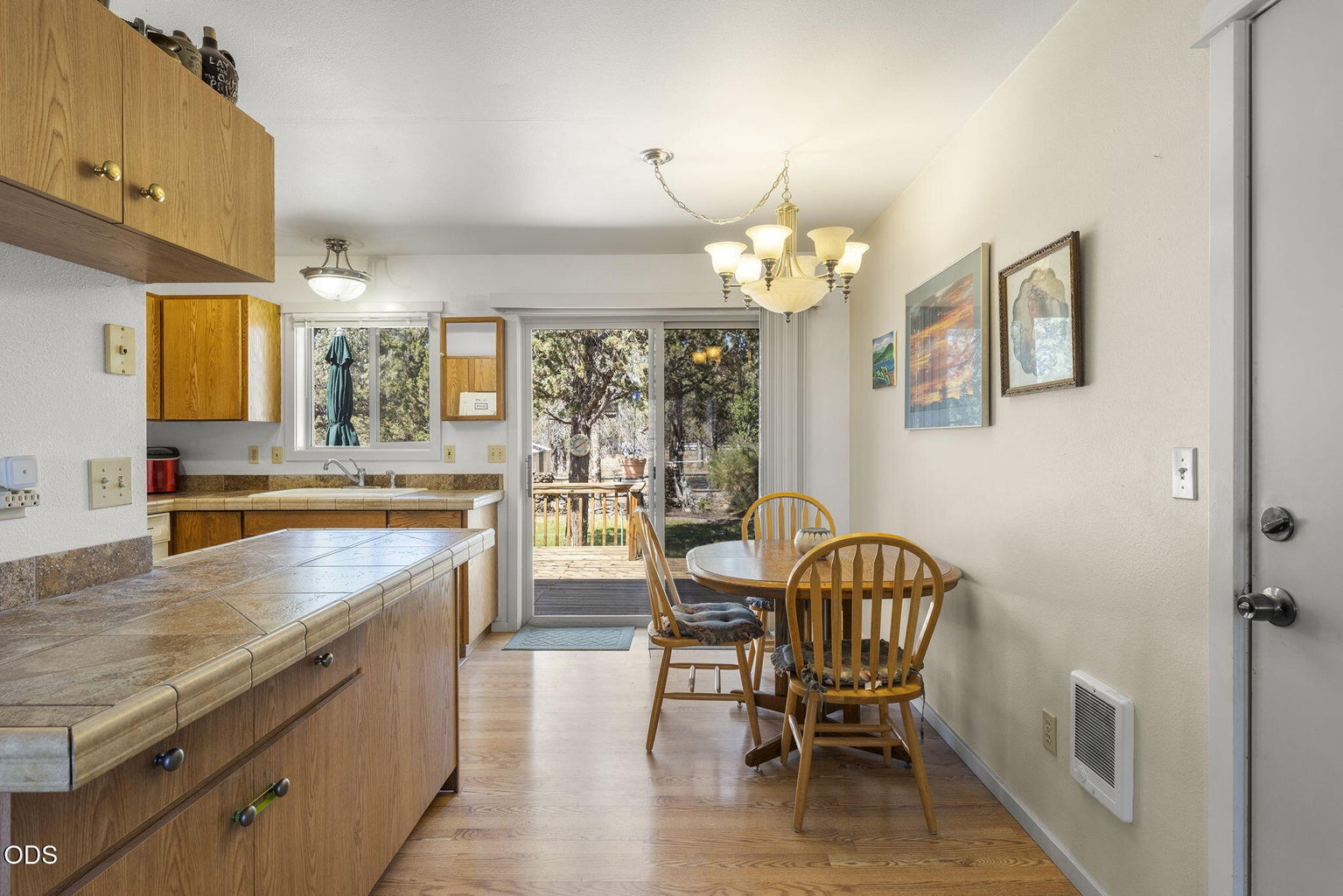 Kitchen eating area