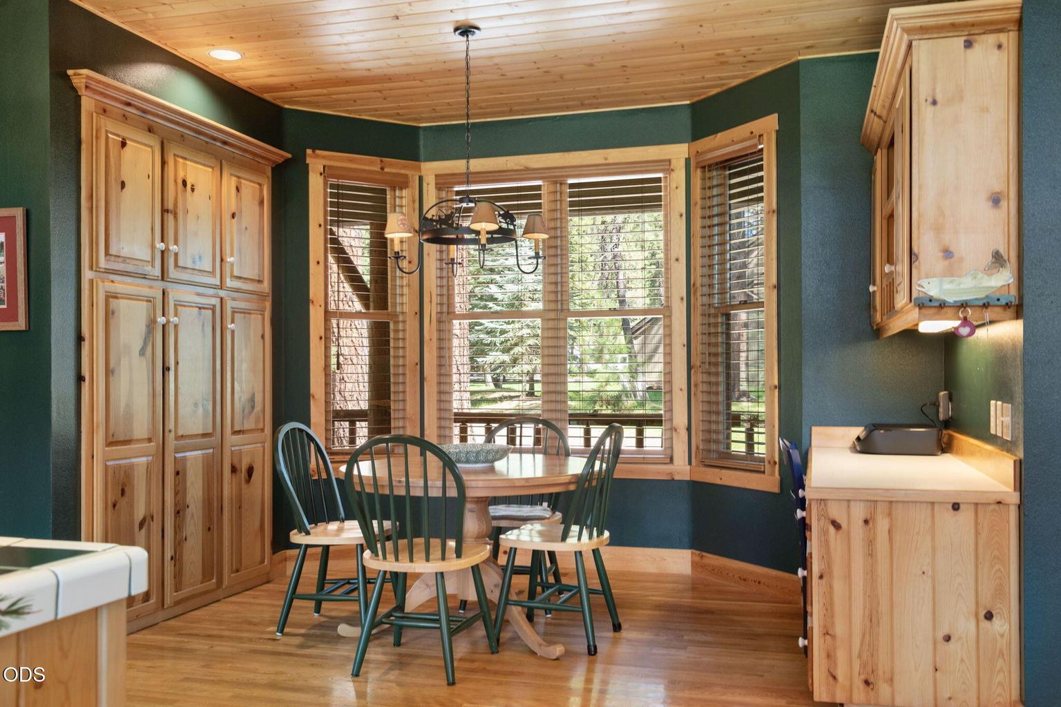 Photo of 70448 Bowdenii 15 of 64