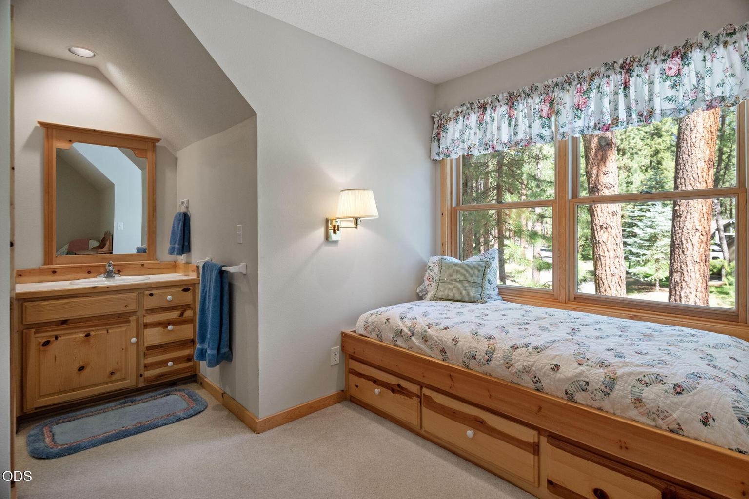 Photo of 70448 Bowdenii 32 of 64