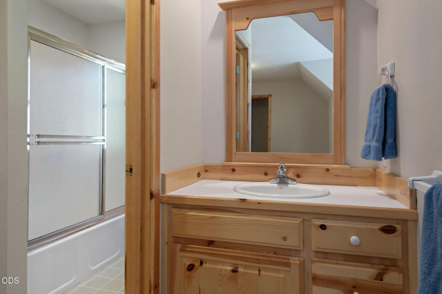 Photo of 70448 Bowdenii 33 of 64