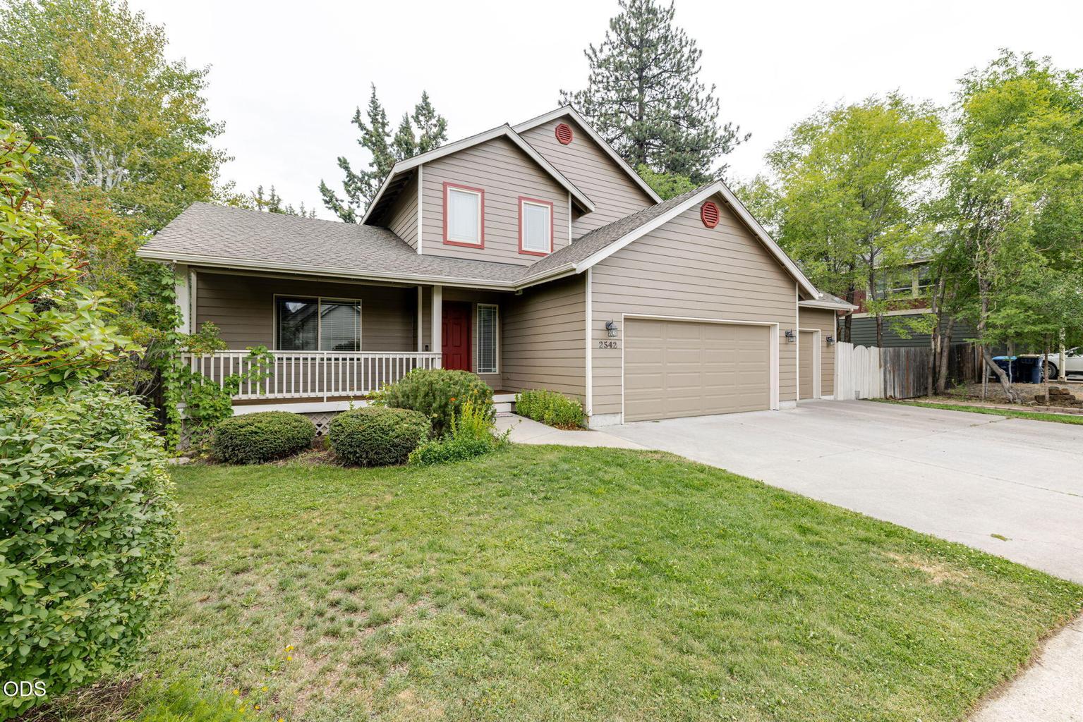 Photo of 2542 NE Keats Drive 2 of 25