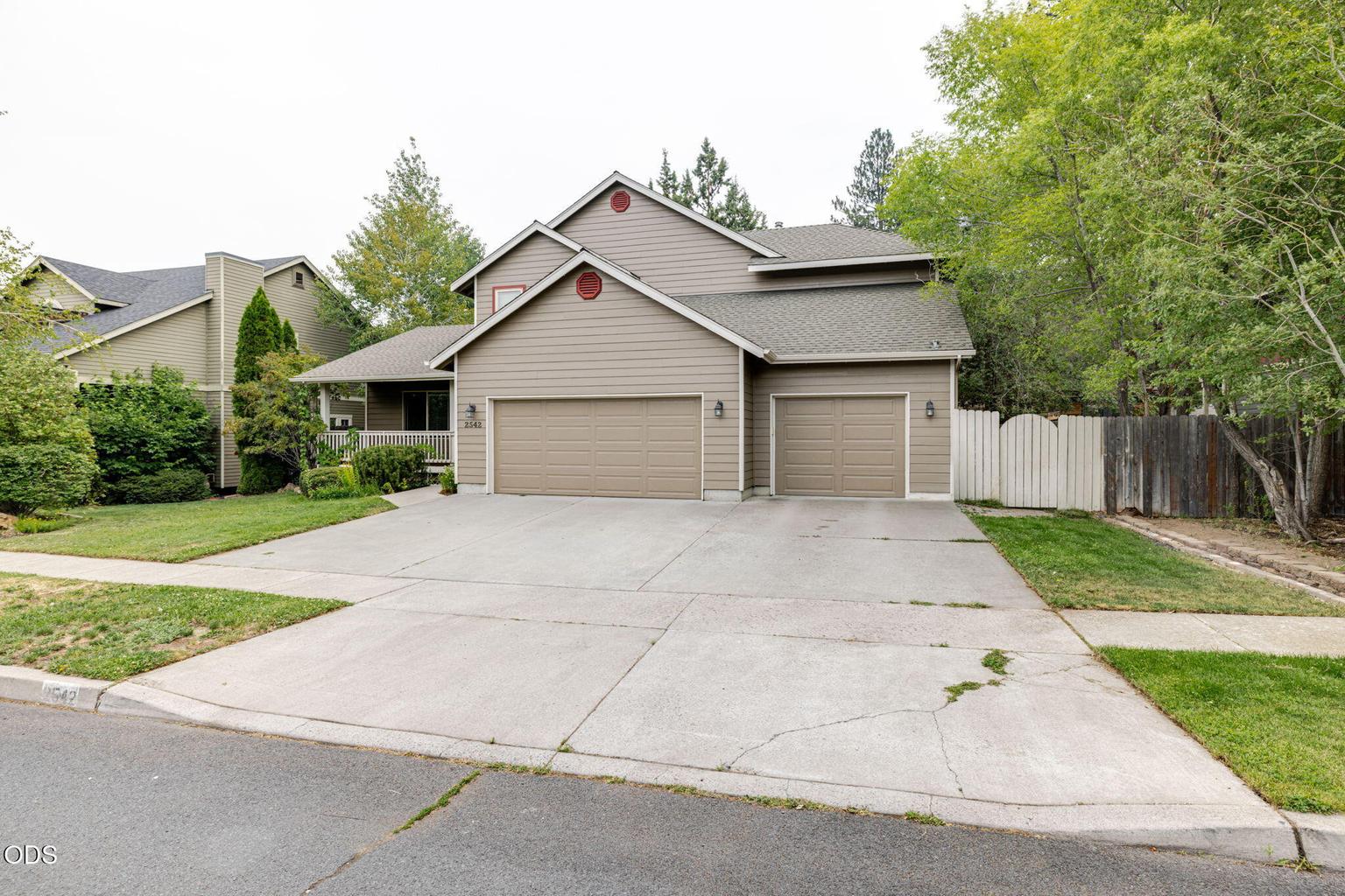Photo of 2542 NE Keats Drive 1 of 25