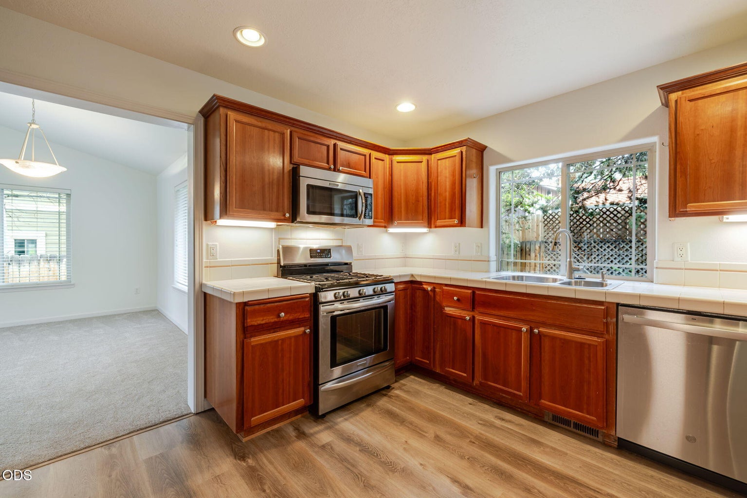 Photo of 2542 NE Keats Drive 5 of 25
