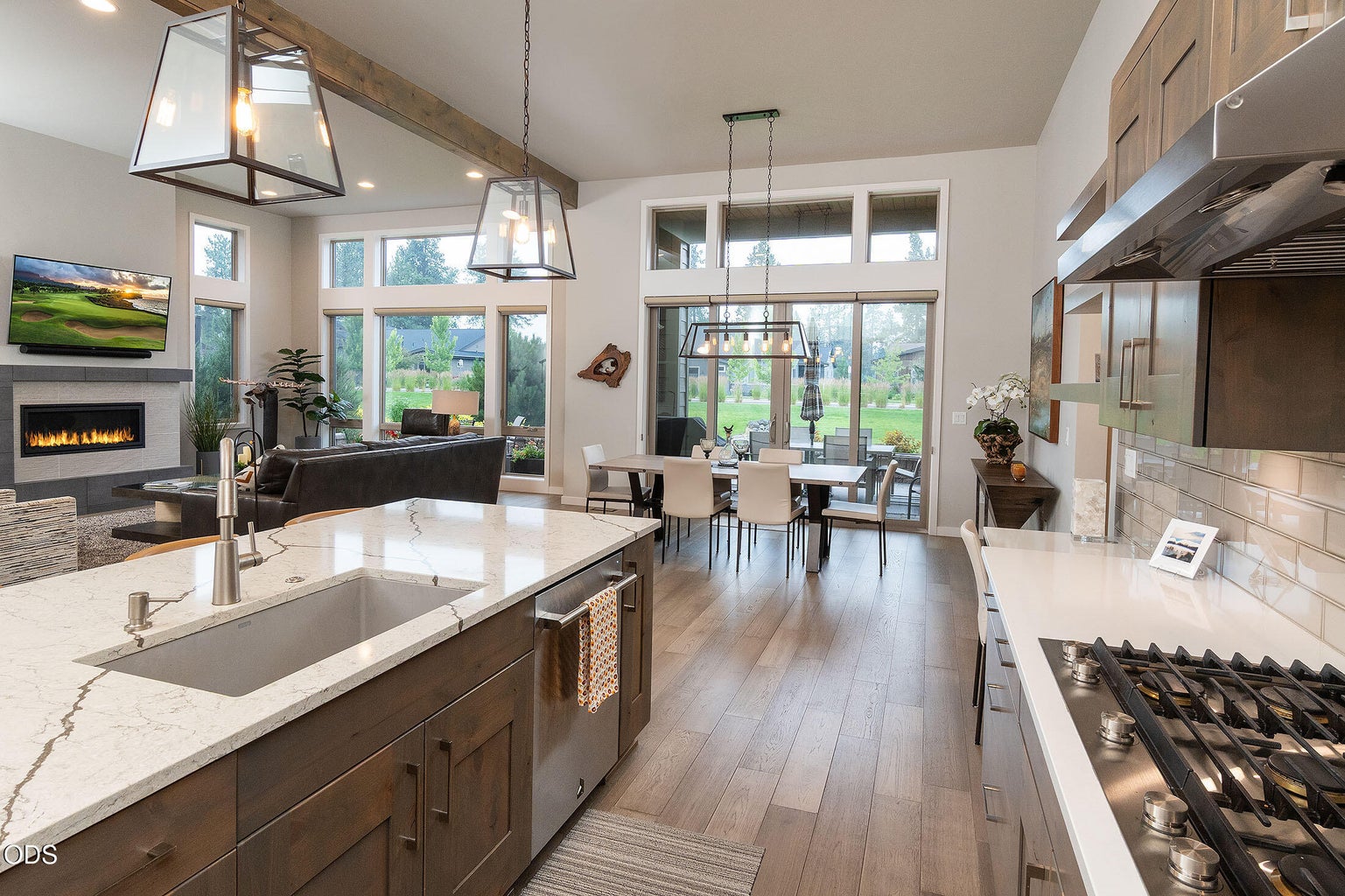 Granite Countertops & under the cabinet lighting