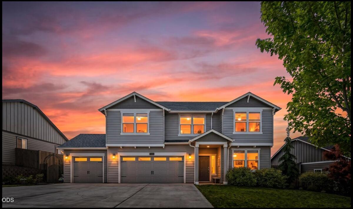 Photo of 4594 SW Volcano View Way 1 of 32
