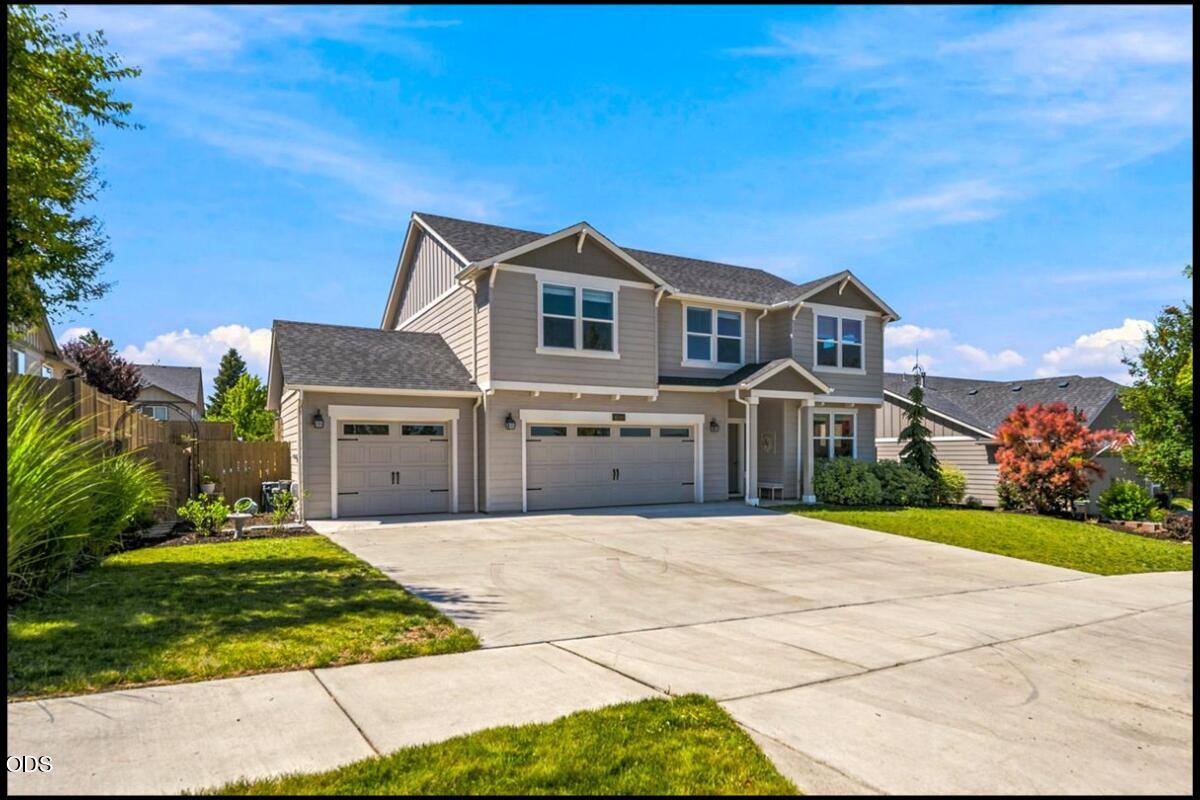 Photo of 4594 SW Volcano View Way 2 of 32