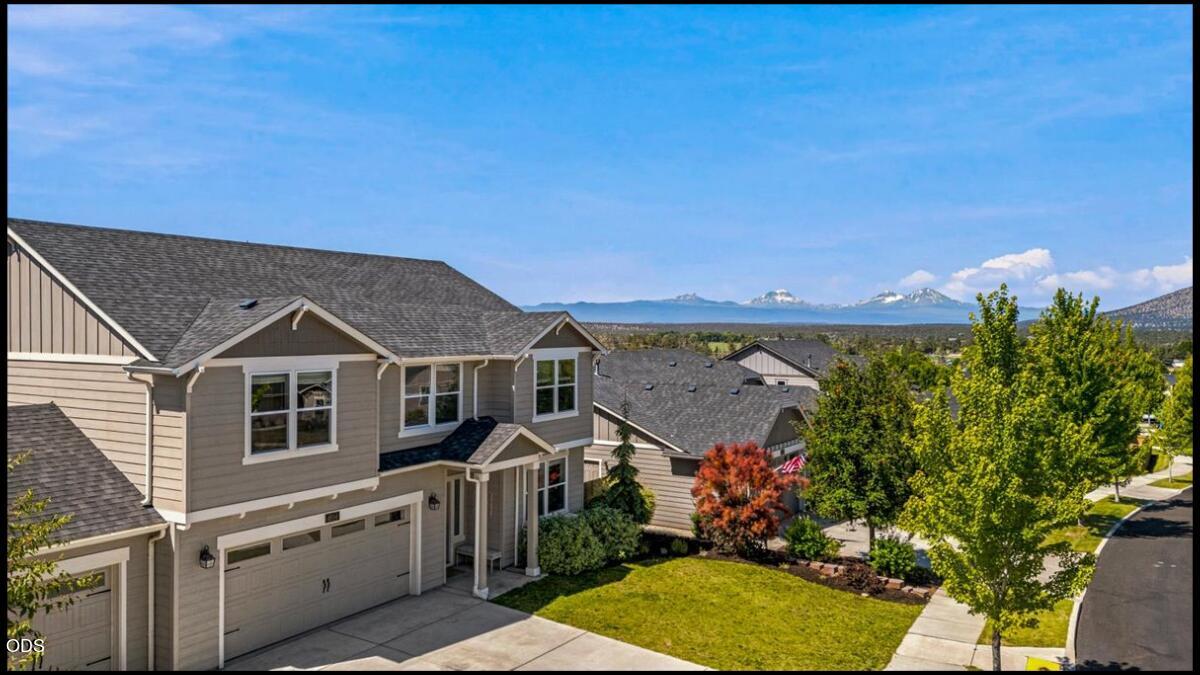 Photo of 4594 SW Volcano View Way 3 of 32