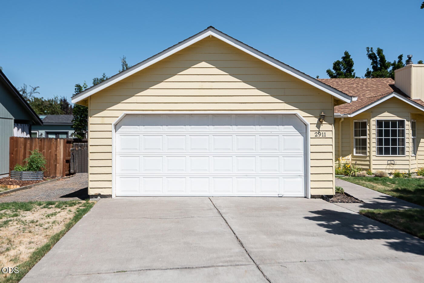 Photo of 2911 SW Reindeer Avenue 2 of 22