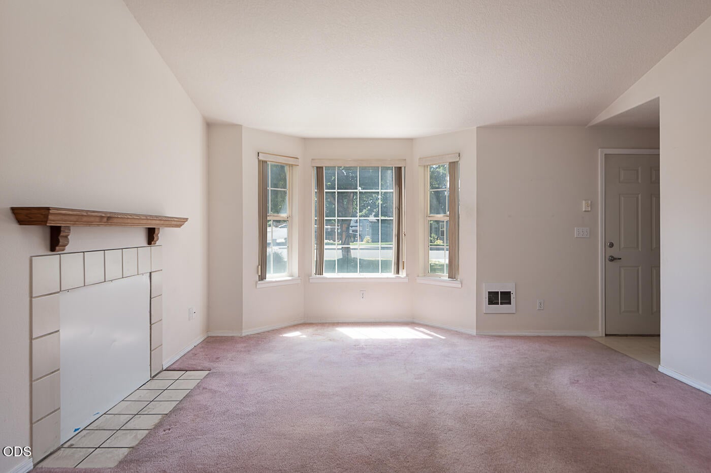Photo of 2911 SW Reindeer Avenue 4 of 22