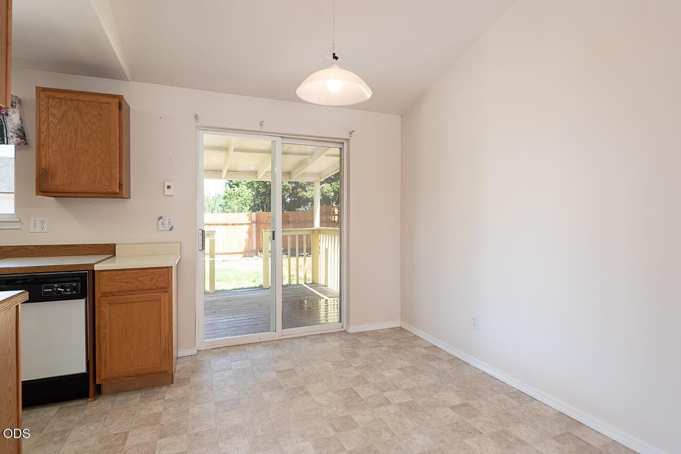Photo of 2911 SW Reindeer Avenue 10 of 22