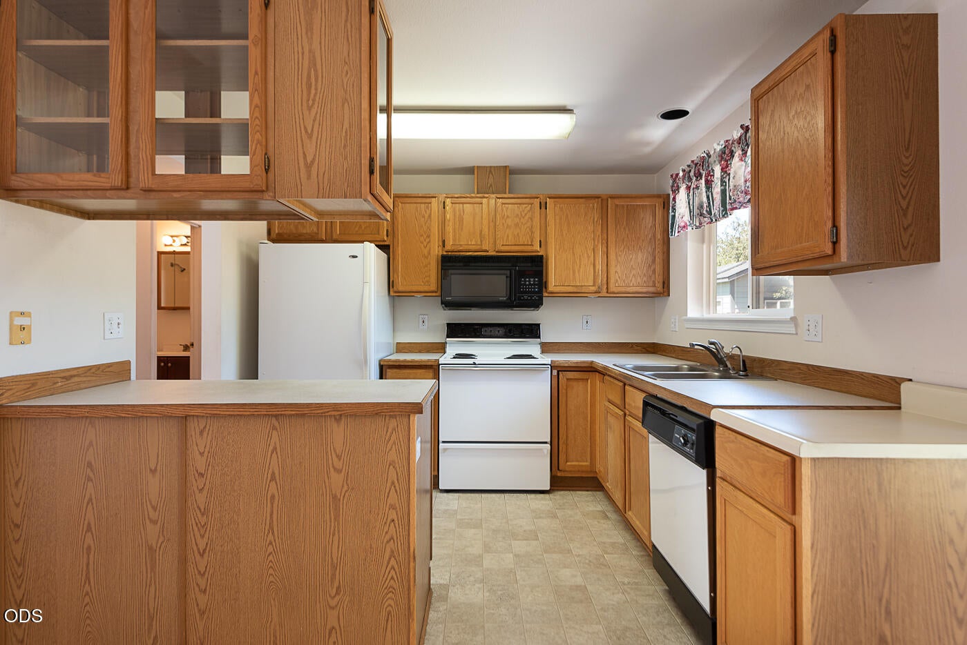 Photo of 2911 SW Reindeer Avenue 7 of 22