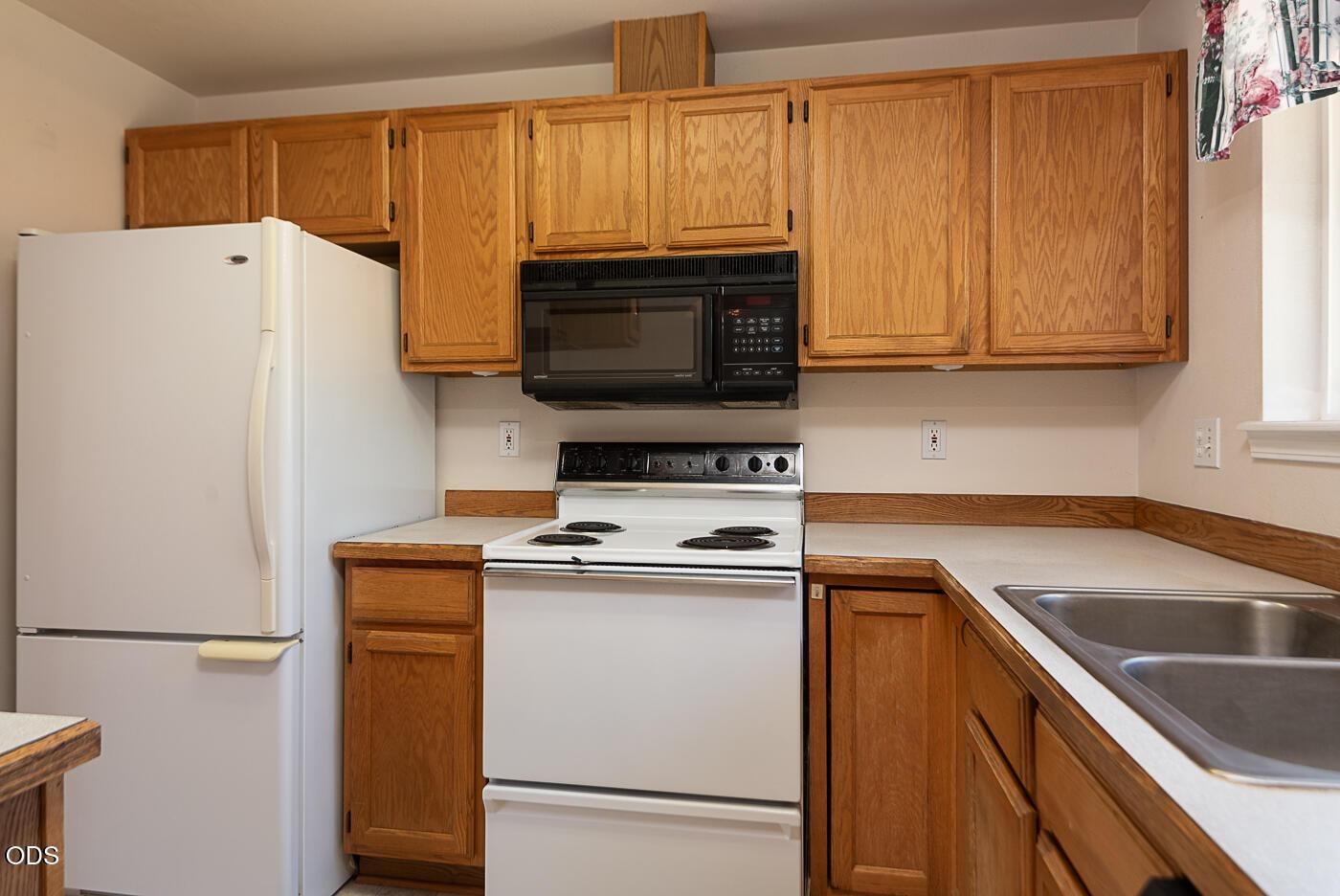Photo of 2911 SW Reindeer Avenue 9 of 22