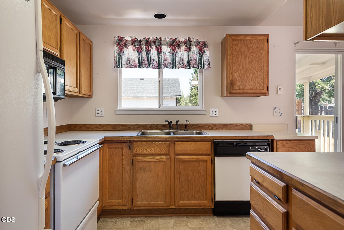 Photo of 2911 SW Reindeer Avenue 8 of 22