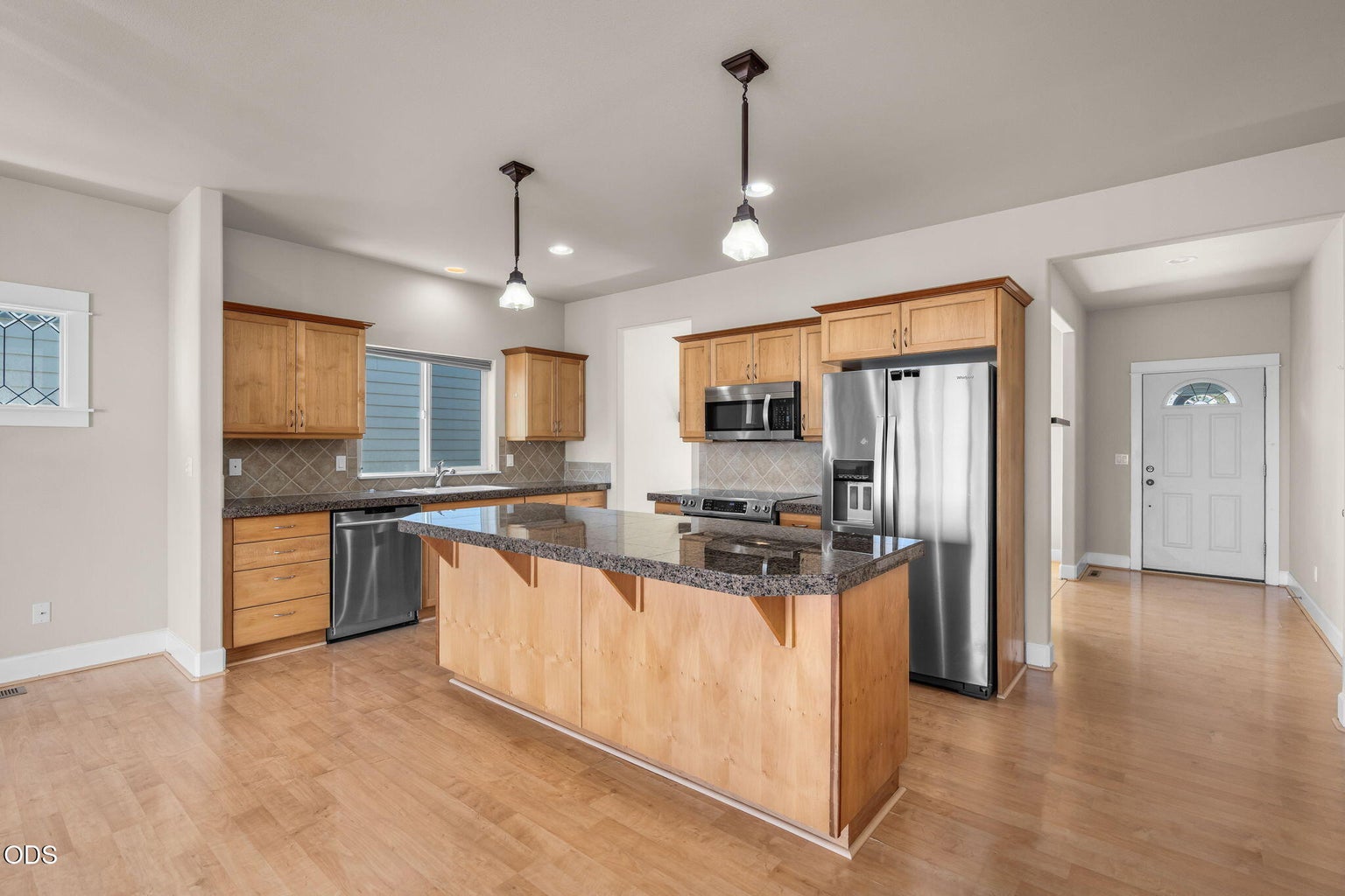 Photo of 3551 SW Salmon Court 5 of 23