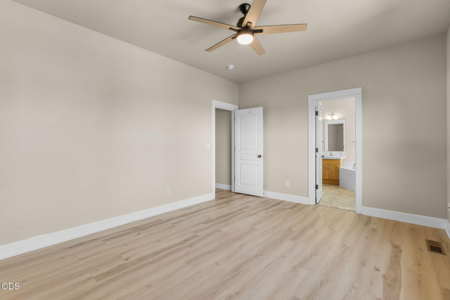 Photo of 3551 SW Salmon Court 11 of 23