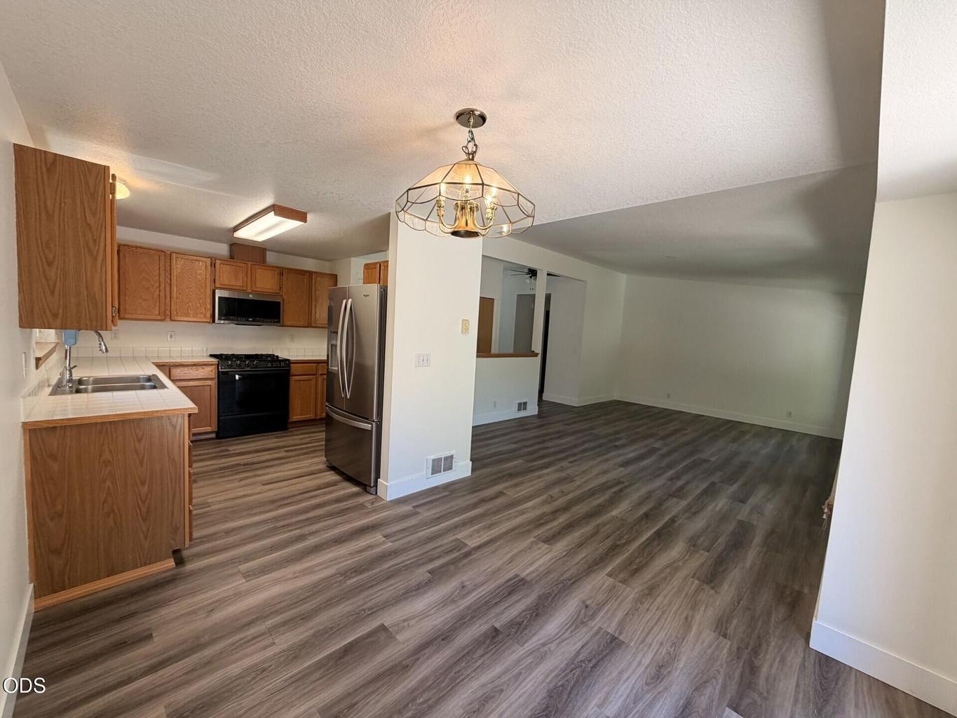 Photo of 1522 NE Locksley Drive 8 of 40
