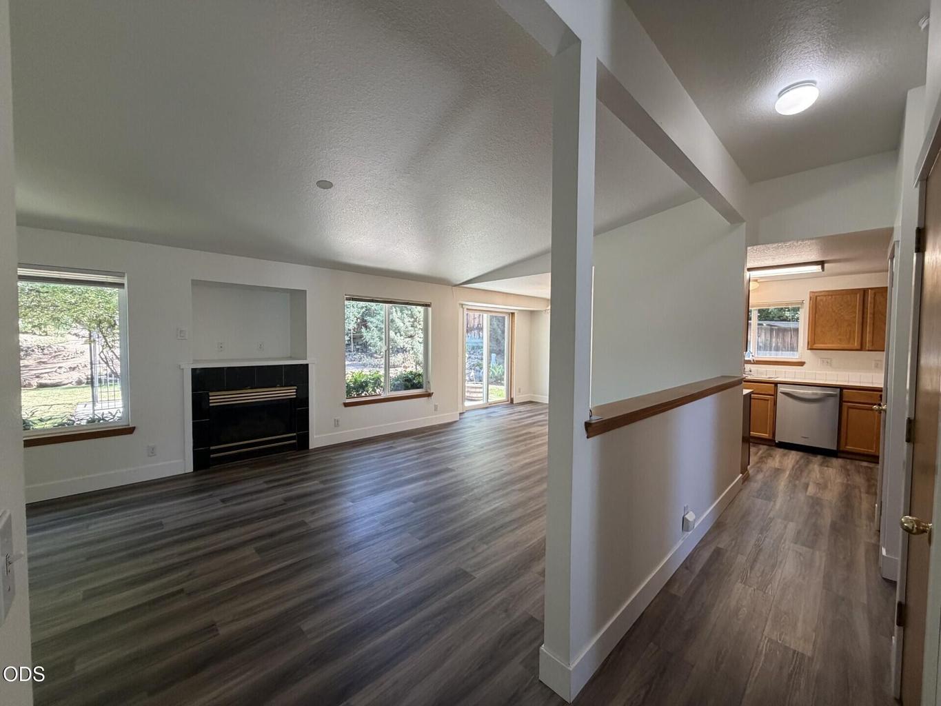 Photo of 1522 NE Locksley Drive 6 of 40