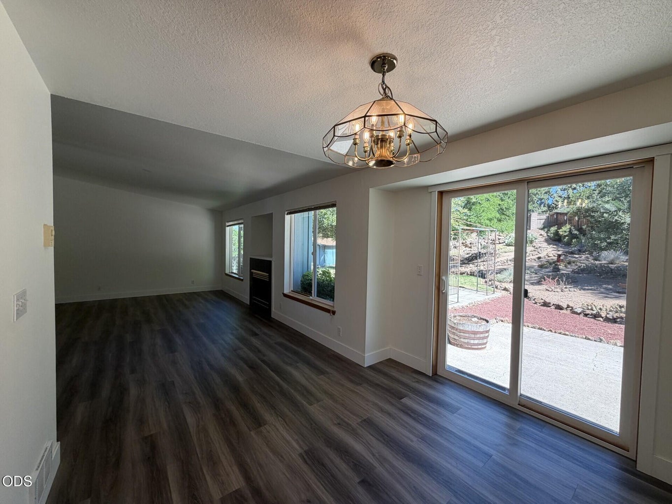 Photo of 1522 NE Locksley Drive 9 of 40