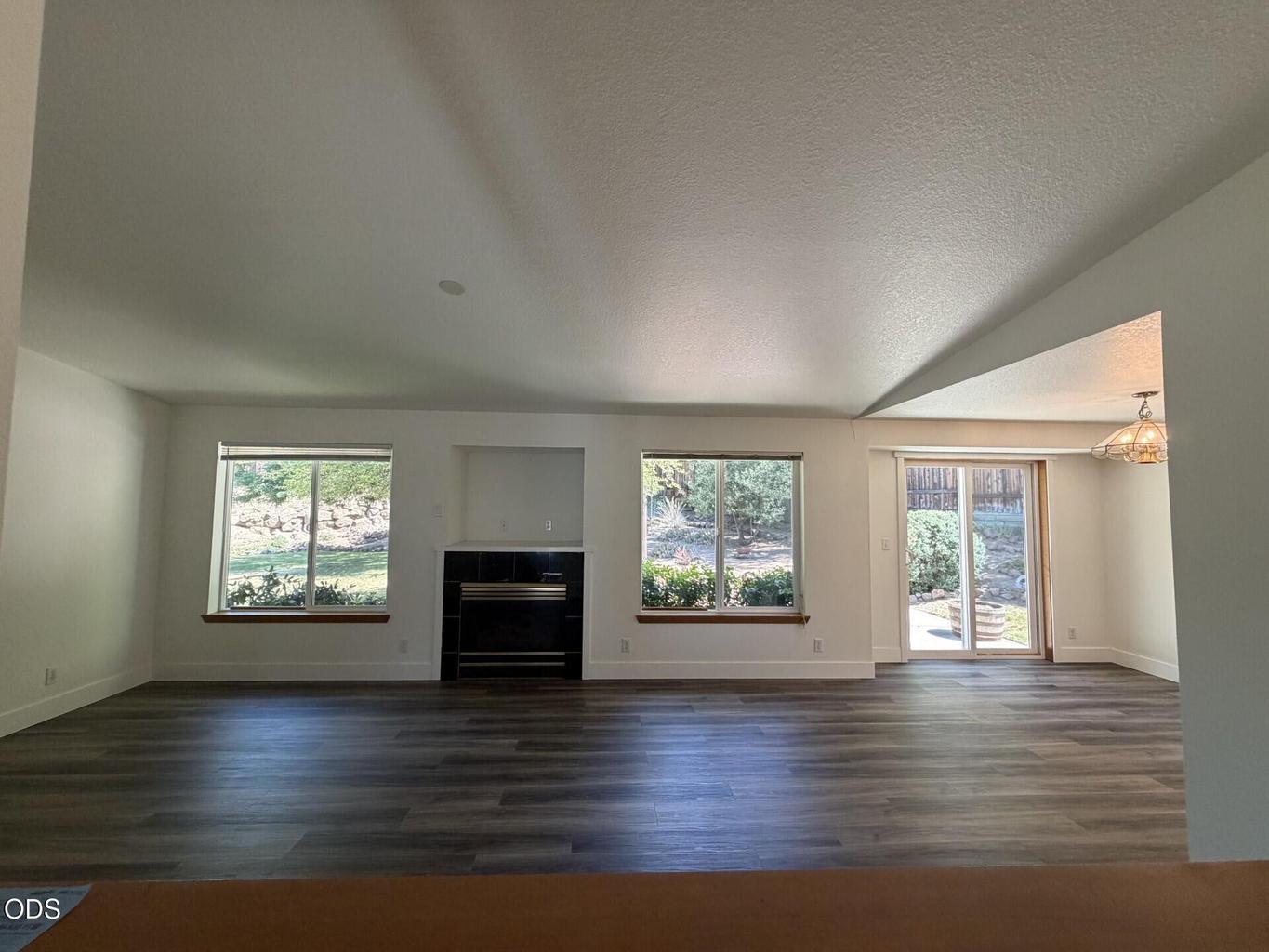 Photo of 1522 NE Locksley Drive 3 of 40