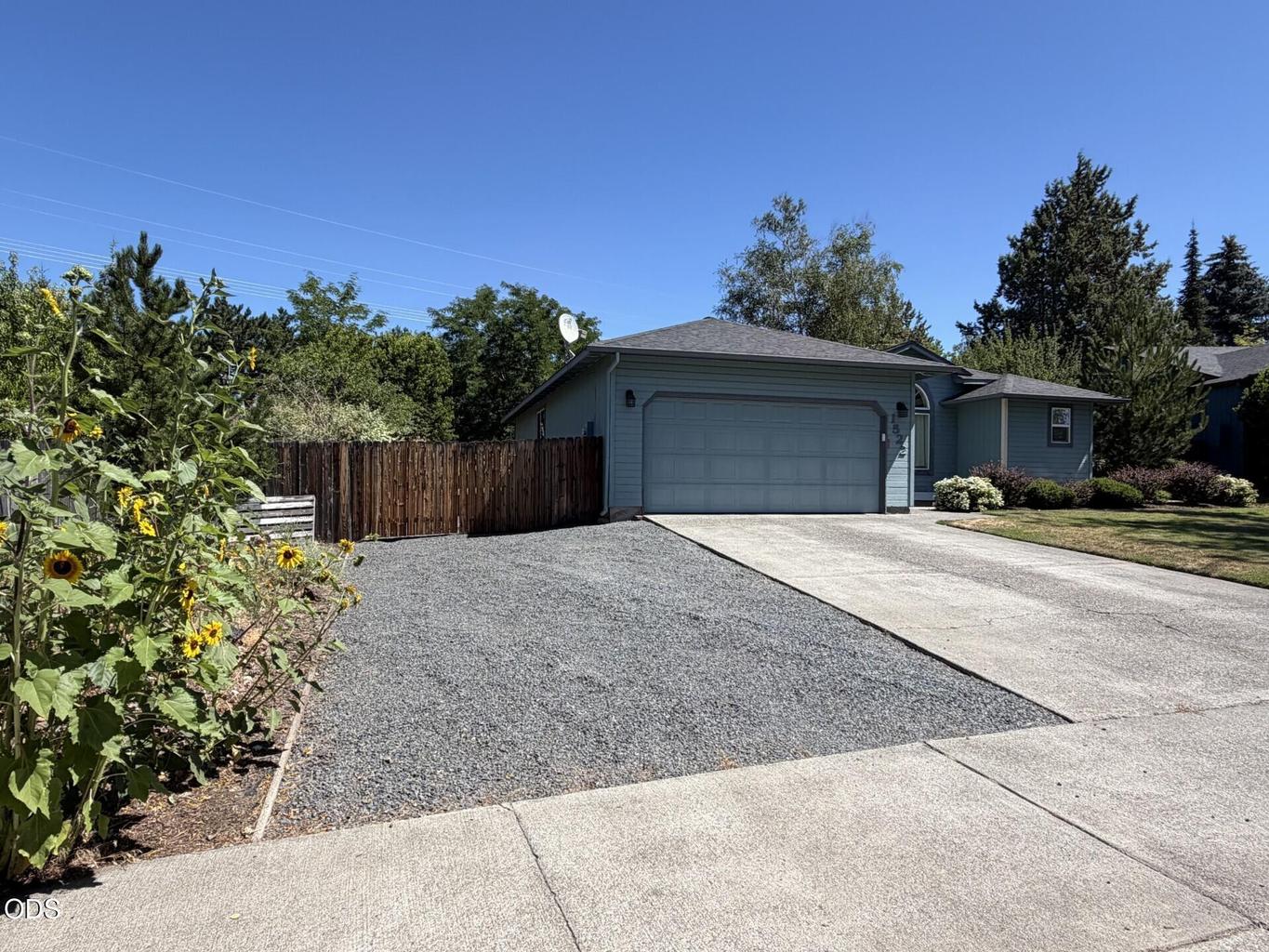 Photo of 1522 NE Locksley Drive 1 of 40