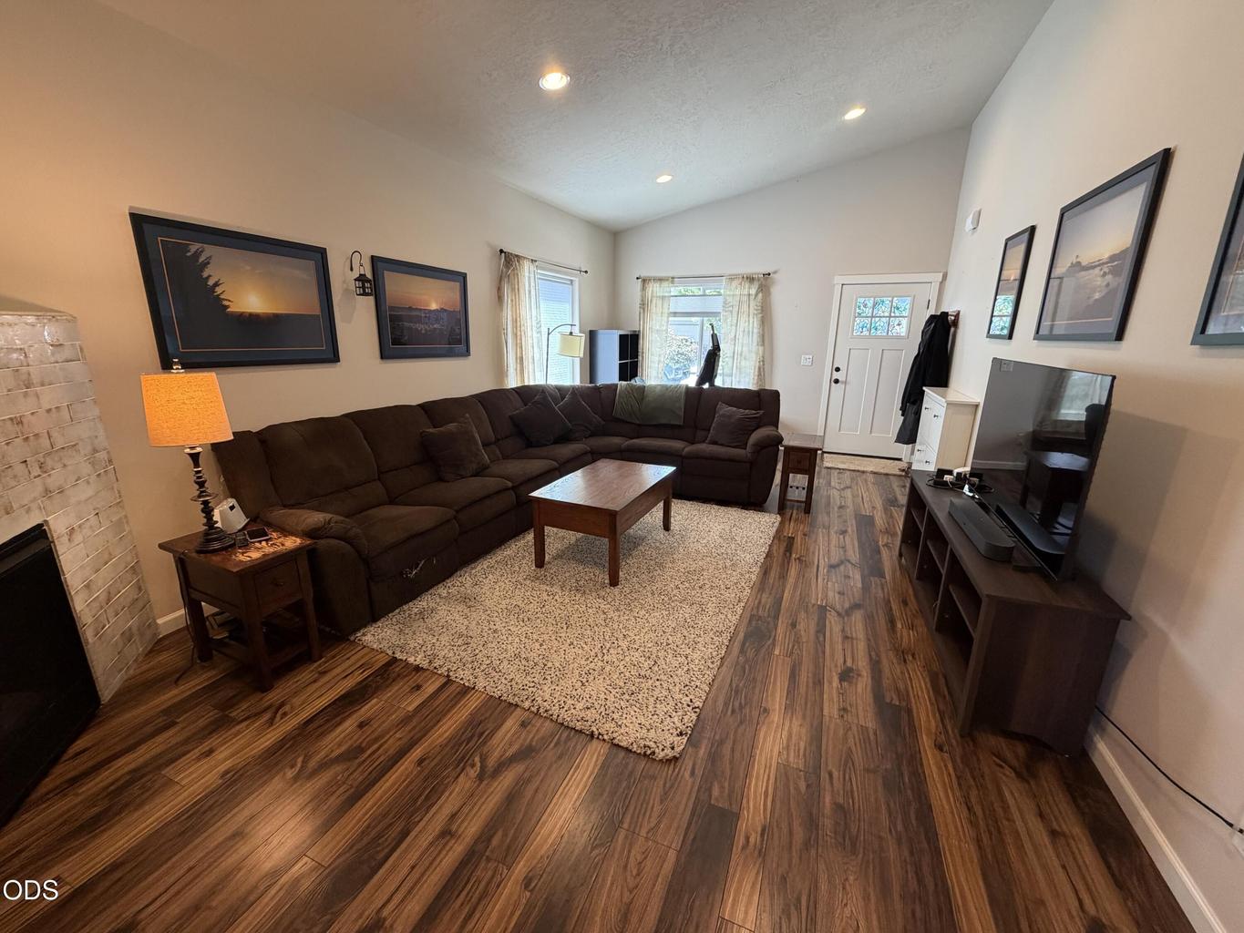 Photo of 2955 NW Hemlock Lane 3 of 33