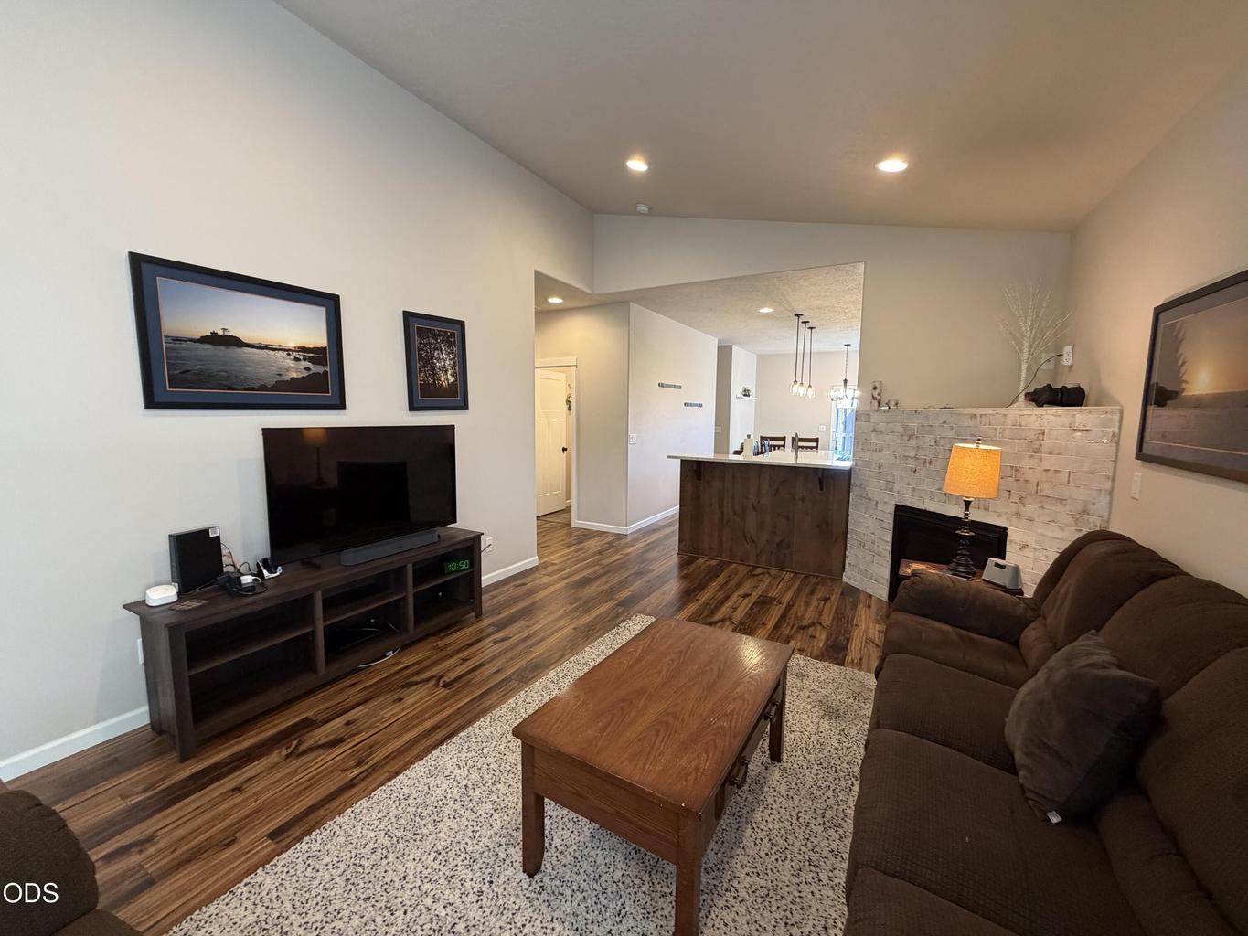 Photo of 2955 NW Hemlock Lane 4 of 33