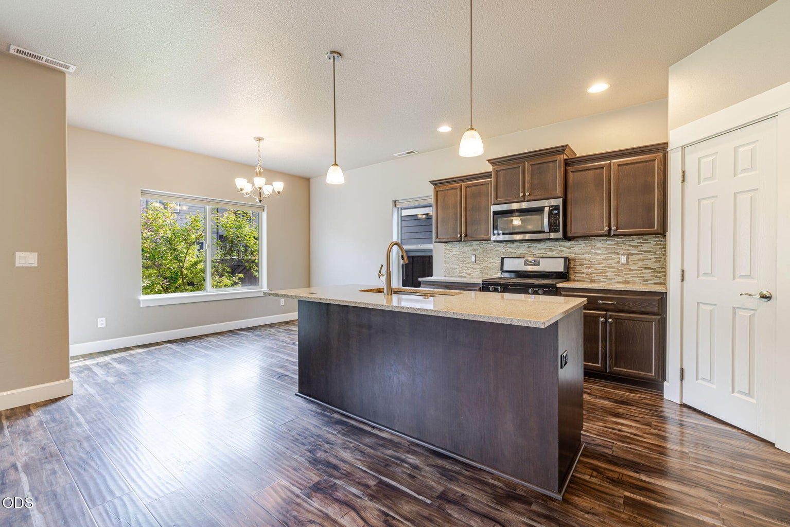 Photo of 3129 NE Flagstone 11 of 51