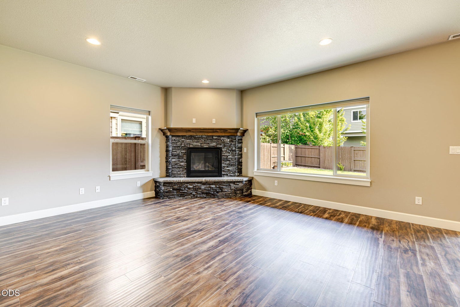 Photo of 3129 NE Flagstone 7 of 51