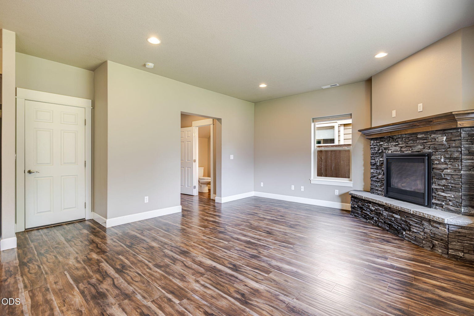 Photo of 3129 NE Flagstone 8 of 51
