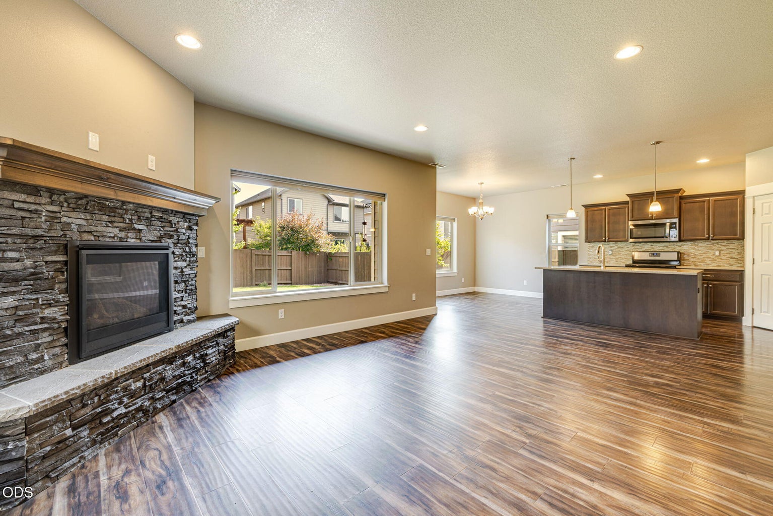 Photo of 3129 NE Flagstone 9 of 51