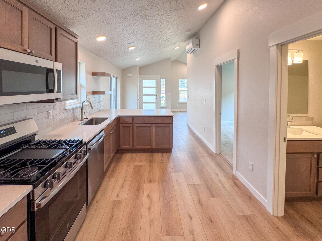 Photo of 2830 NW Sterling Drive 3 of 12