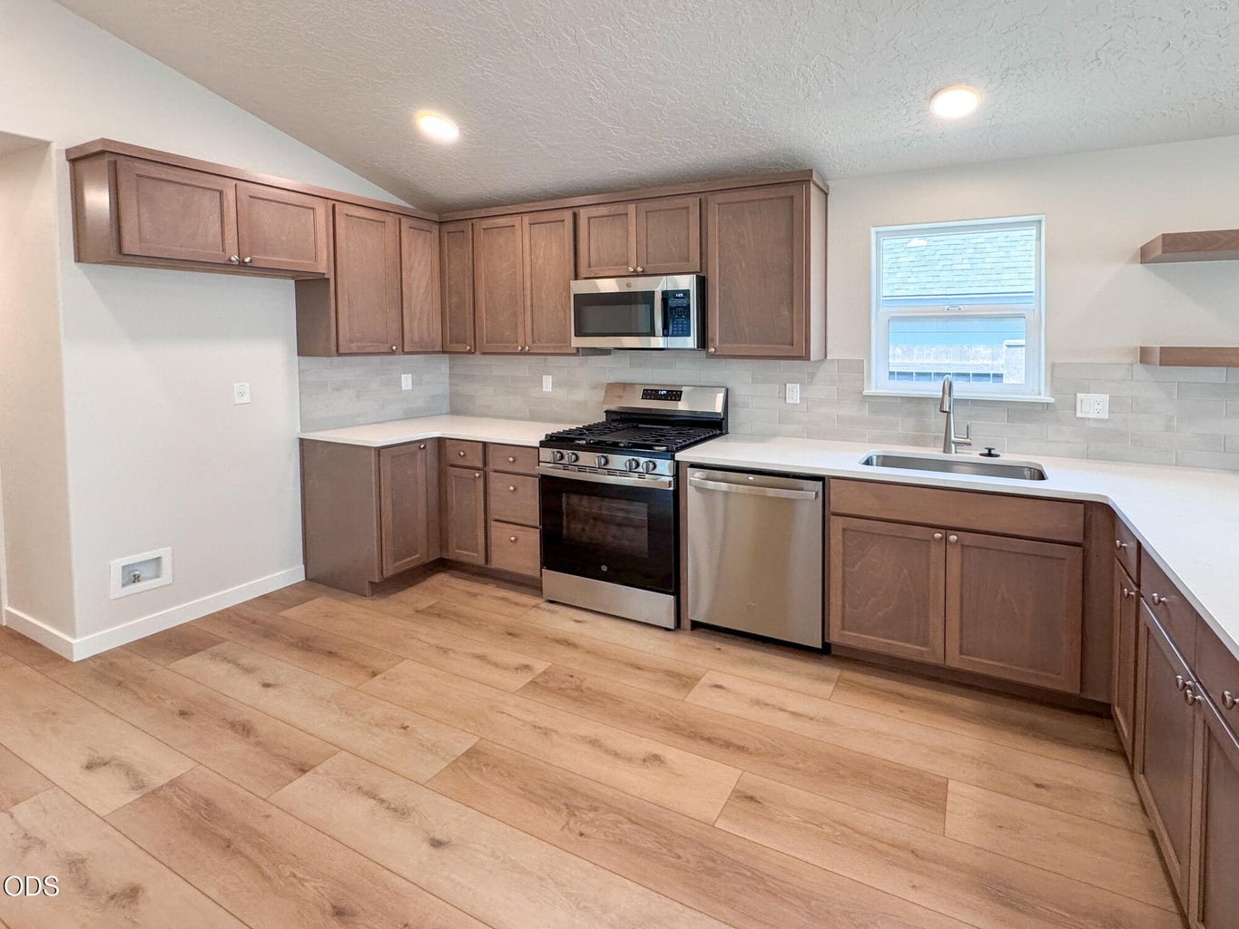 Photo of 2830 NW Sterling Drive 4 of 12