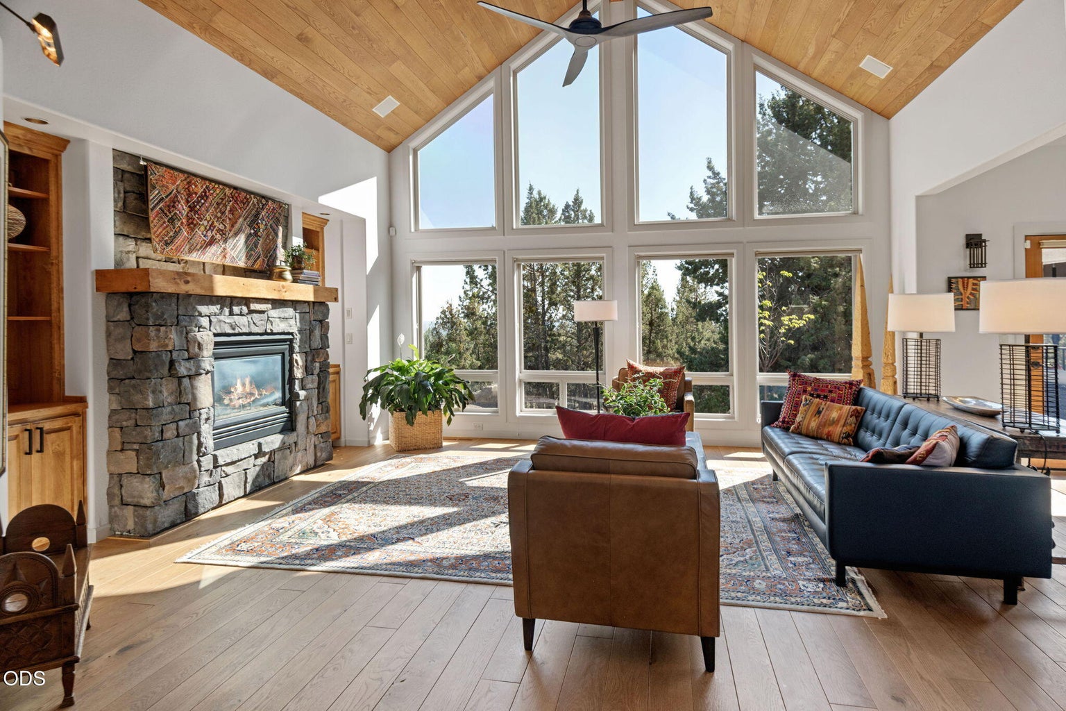 Photo of 1187 NW Promontory Drive 1 of 39
