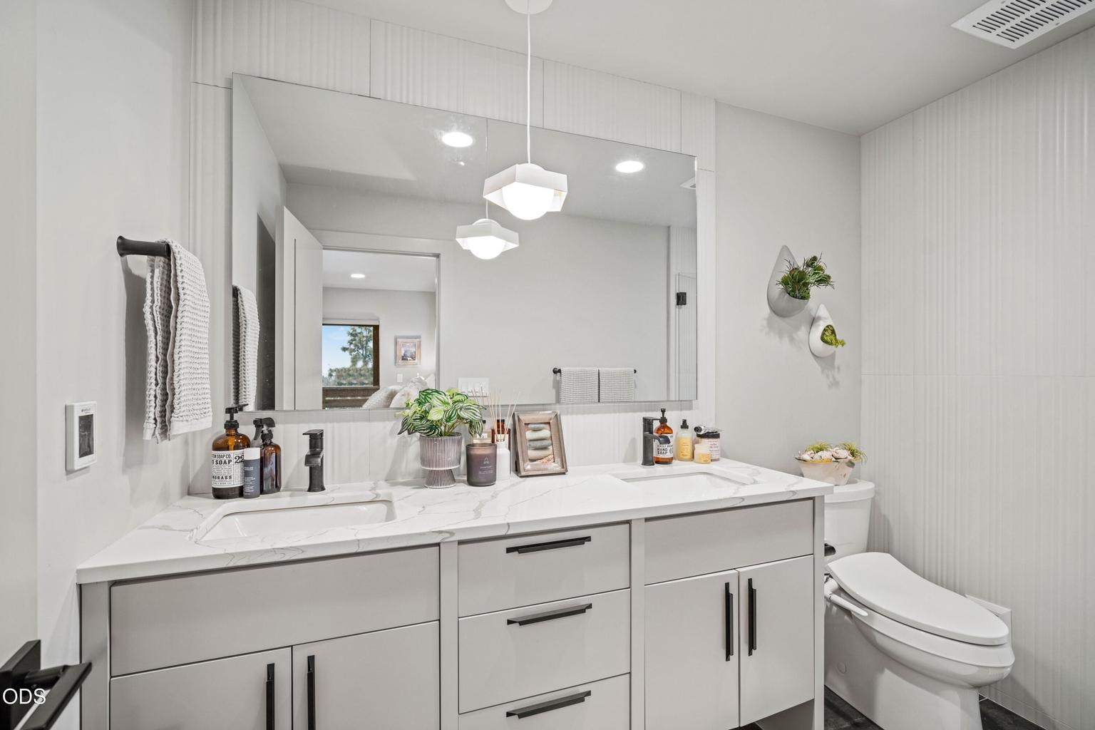 Primary Bathroom @ 61583 SW Riverwalk Ln