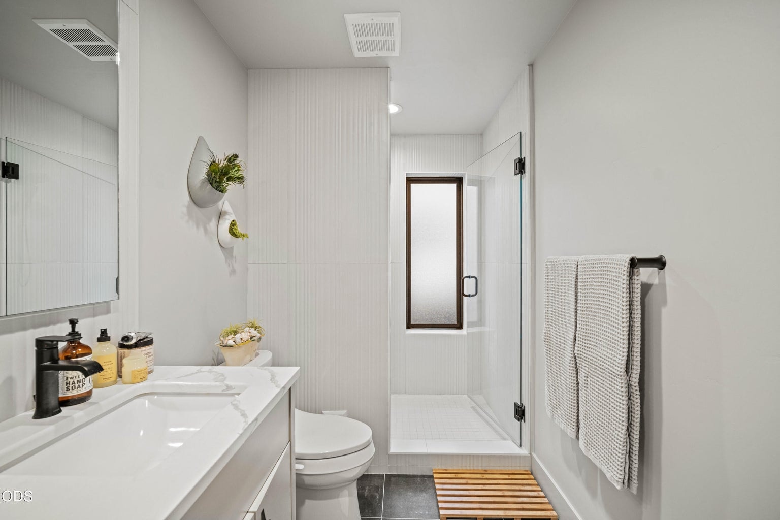 Primary Bathroom @ 61583 SW Riverwalk Ln