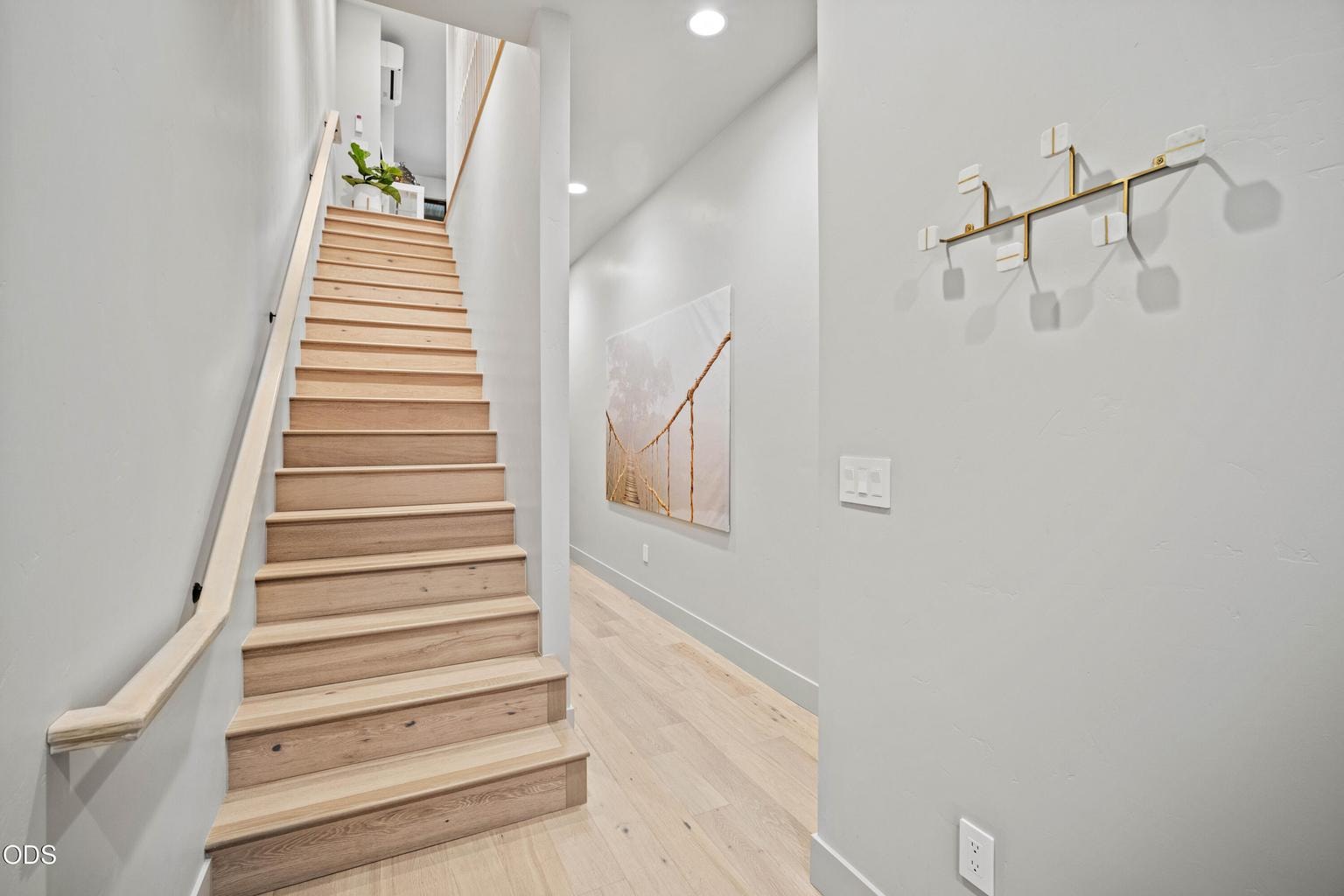 Stairs from lower level to main level