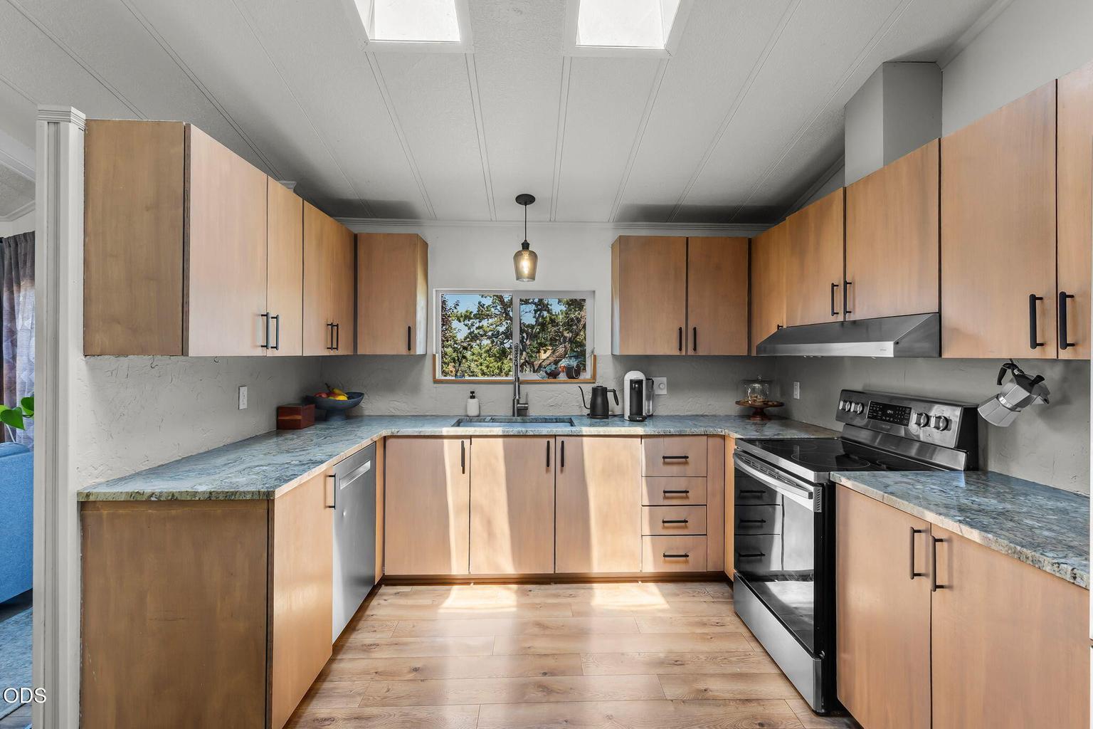 Photo of 3940 NW Redwood Lane 34 of 95