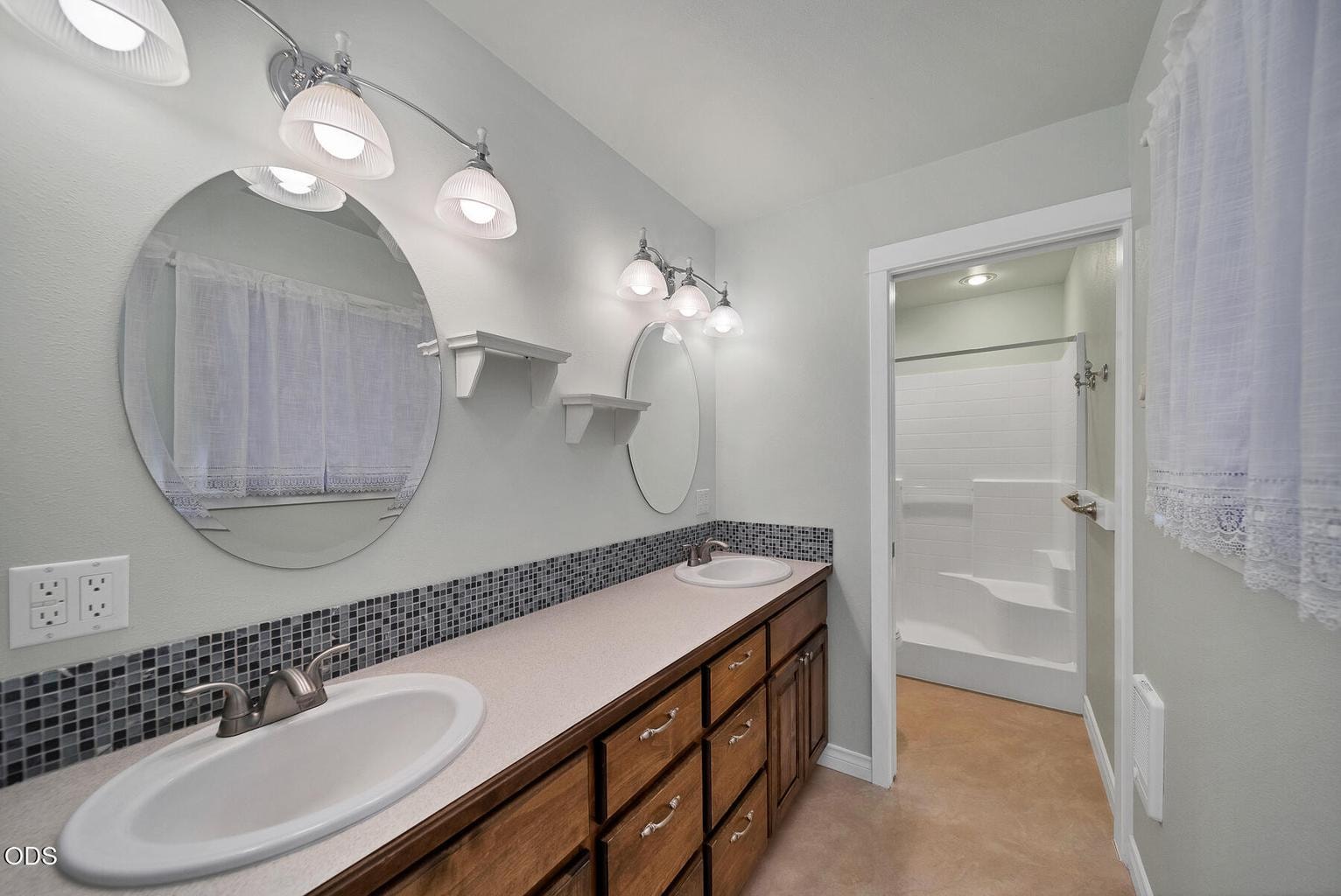 Photo of 143 SW Beaver Street 19 of 33