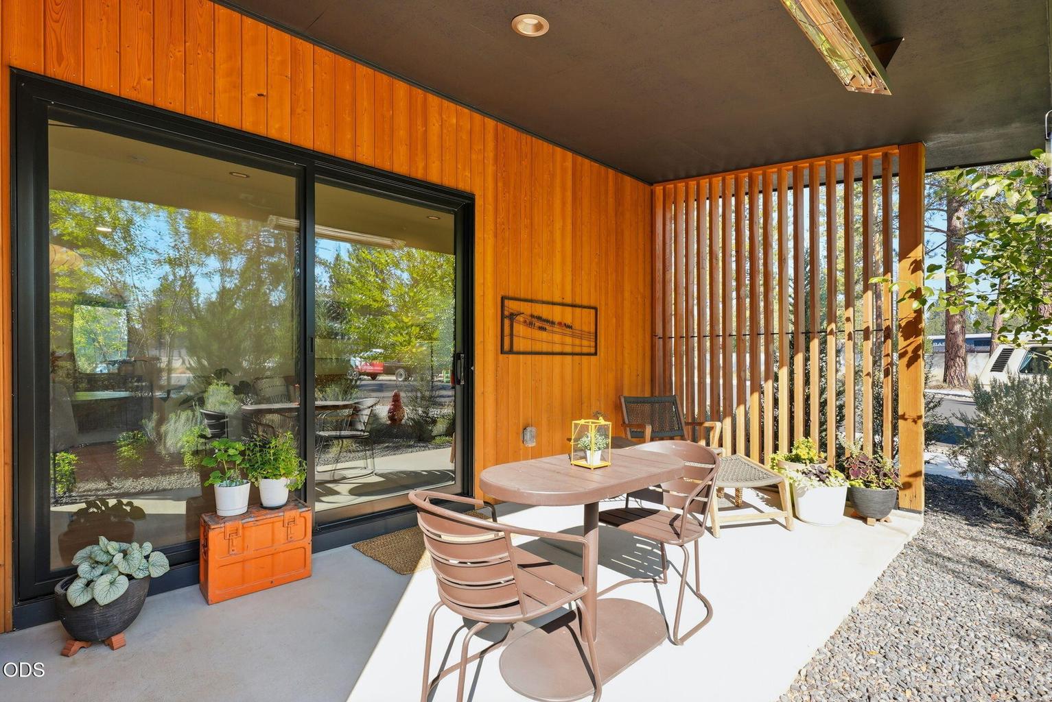 Photo of 632 N Sisters Woodlands Way 11 of 49