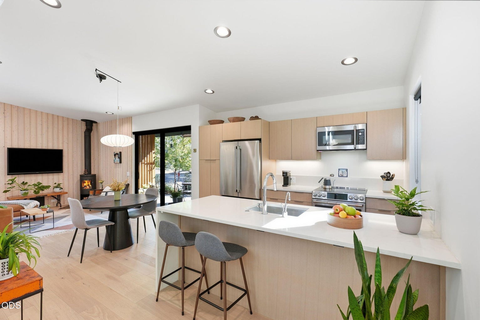 Photo of 632 N Sisters Woodlands Way 18 of 49