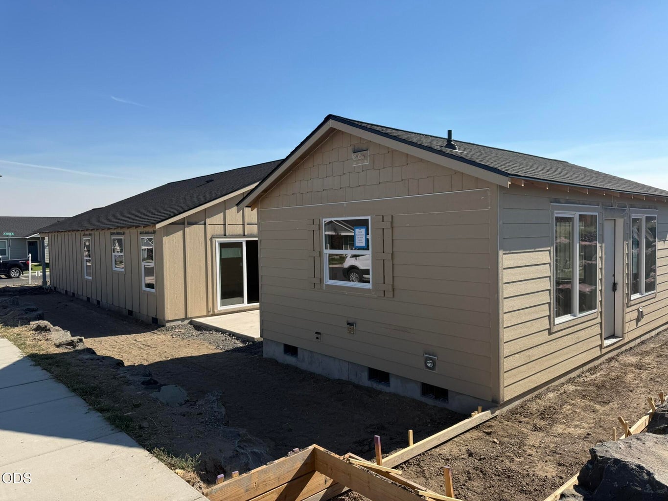 Photo of 553 NE Mitchell Street 2 of 23