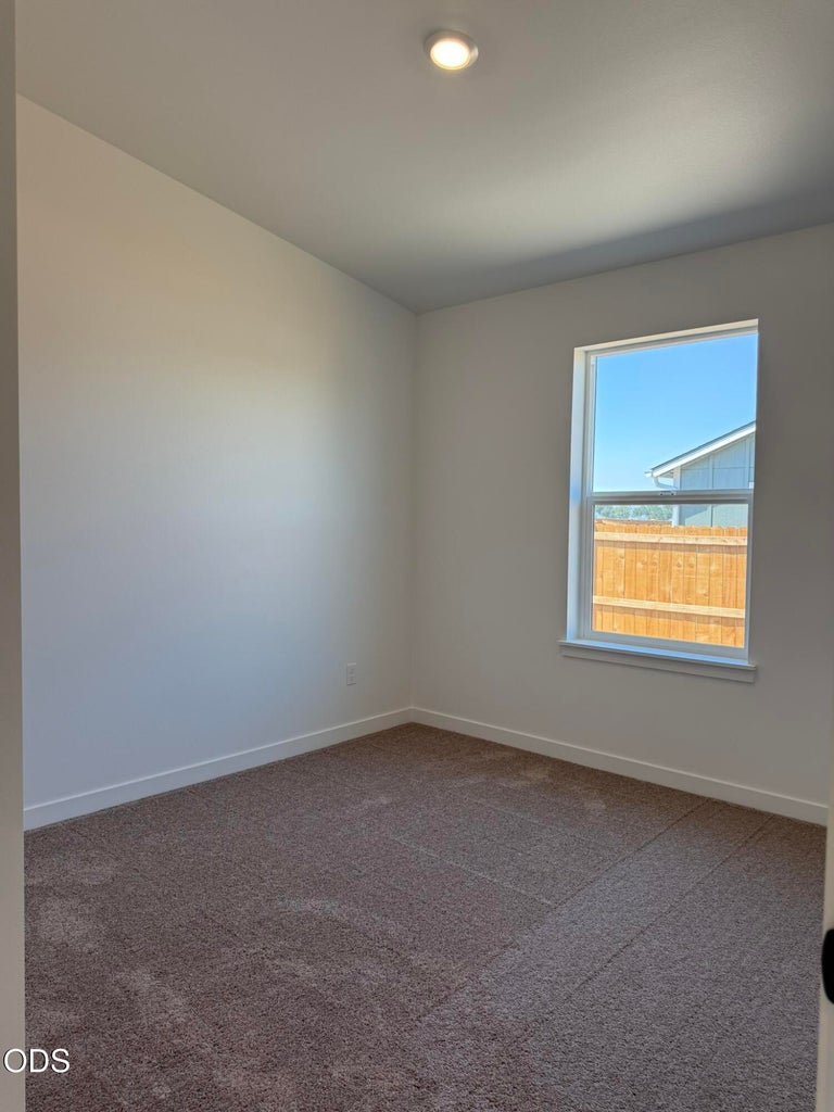 Photo of 213 SE Peppermint Loop 9 of 14